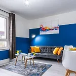 アパート Cheerful 2 Bedroom Homely Apartment, Sleeps 4 Guest Comfy, 1x Double Bed, 2x Single Beds, Free Parking, Free Wifi, Suitable For Business, Leisure Guest, Contractors, Qe Hospital, Glasgow, Near Airport & Centre, Perfect For Common Wealth Games 20 グラスゴー