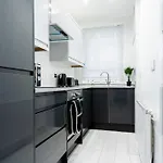Cheerful 2 Bedroom Homely Apartment, Sleeps 4 Guest Comfy, 1x Double Bed, 2x Single Beds, Free Parking, Free Wifi, Suitable For Business, Leisure Guest, Contractors, Qe Hospital, Glasgow, Near Airport & Centre, Perfect For Common Wealth Games 20 * グラスゴー
