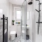 Cheerful 2 Bedroom Homely Apartment, Sleeps 4 Guest Comfy, 1x Double Bed, 2x Single Beds, Free Parking, Free Wifi, Suitable For Business, Leisure Guest, Contractors, Qe Hospital, Glasgow, Near Airport & Centre, Perfect For Common Wealth Games 20 アパート