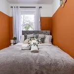 アパート Cheerful 2 Bedroom Homely Apartment, Sleeps 4 Guest Comfy, 1x Double Bed, 2x Single Beds, Free Parking, Free Wifi, Suitable For Business, Leisure Guest, Contractors, Qe Hospital, Glasgow, Near Airport & Centre, Perfect For Common Wealth Games 20