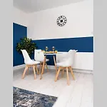アパート Cheerful 2 Bedroom Homely Apartment, Sleeps 4 Guest Comfy, 1x Double Bed, 2x Single Beds, Free Parking, Free Wifi, Suitable For Business, Leisure Guest, Contractors, Qe Hospital, Glasgow, Near Airport & Centre, Perfect For Common Wealth Games 20 グラスゴー