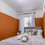 Cheerful 2 Bedroom Homely Apartment, Sleeps 4 Guest Comfy, 1x Double Bed, 2x Single Beds, Free Parking, Free Wifi, Suitable For Business, Leisure Guest, Contractors, Qe Hospital, Glasgow, Near Airport & Centre, Perfect For Common Wealth Games 20 * グラスゴー