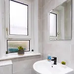 Cheerful 2 Bedroom Homely Apartment, Sleeps 4 Guest Comfy, 1x Double Bed, 2x Single Beds, Free Parking, Free Wifi, Suitable For Business, Leisure Guest, Contractors, Qe Hospital, Glasgow, Near Airport & Centre, Perfect For Common Wealth Games 20 * グラスゴー