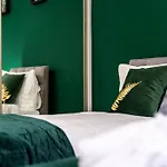 アパート Cheerful 2 Bedroom Homely Apartment, Sleeps 4 Guest Comfy, 1x Double Bed, 2x Single Beds, Free Parking, Free Wifi, Suitable For Business, Leisure Guest, Contractors, Qe Hospital, Glasgow, Near Airport & Centre, Perfect For Common Wealth Games 20 *