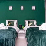 アパート Cheerful 2 Bedroom Homely Apartment, Sleeps 4 Guest Comfy, 1x Double Bed, 2x Single Beds, Free Parking, Free Wifi, Suitable For Business, Leisure Guest, Contractors, Qe Hospital, Glasgow, Near Airport & Centre, Perfect For Common Wealth Games 20