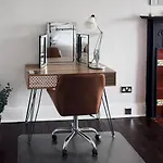 Daire Beautiful, Traditional 2 Bed Flat W Free Parking - Pass The Keys *