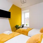 Cheerful 2 Bedroom Homely Apartment, Sleeps 4 Guest Comfy, 3x Double Bed, Parking, Free Wifi, Suitable For Business, Leisure Guest,glasgow, West End, Near Centre, Perfect For Common Wealth Games 2026 *