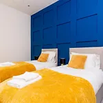 Cheerful 2 Bedroom Homely Apartment, Sleeps 4 Guest Comfy, 3x Double Bed, Parking, Free Wifi, Suitable For Business, Leisure Guest,glasgow, West End, Near Centre, Perfect For Common Wealth Games 2026