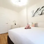Comfortable And Modern 3 Bedroom Mid Terraced Daire
