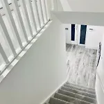 Executive Triplex House, 3 Bedroom 3 Bathrooms 1 Living Kitchen - Huge Terrace For Master Bedroom - Private E Parking Lez Congestion Zone Free - Garden - 5 Mins Drive To Centre Station Γλασκώβη