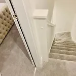 Executive Triplex House, 3 Bedroom 3 Bathrooms 1 Living Kitchen - Huge Terrace For Master Bedroom - Private E Parking Lez Congestion Zone Free - Garden - 5 Mins Drive To Centre Station