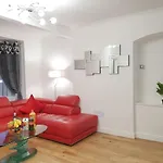 Comfortable And Modern 3 Bedroom Mid Terraced Daire