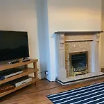Large 3 Bed West End Free Parking & Electric Vehicle Point *