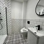 Stunning 1 Bed In West End Apartamento