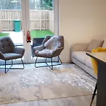 Σπίτι διακοπών Executive Triplex House, 3 Bedroom 3 Bathrooms 1 Living Kitchen - Huge Terrace For Master Bedroom - Private E Parking Lez Congestion Zone Free - Garden - 5 Mins Drive To Centre Station