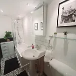 Cosy 3 Bedroom Flat In Centre * Glasgow