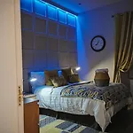 3 Bed In The Heart Of Westend Of Διαμέρισμα