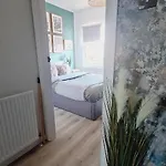 Beautiful 2bed House With Garden, Walking Distance To Town - Free Parking