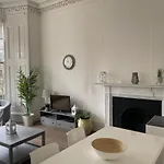 Captivating In Westend Uk Glasgow