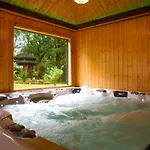 Stunning 4-bedroom With Hot Tub & Sauna Near Loch Lomond 别墅