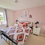Homely Three Bed In בית נופש גלאזגו