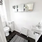 Homely Three Bed In בית נופש