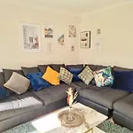 Homely Three Bed In בית נופש