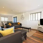 Signature - Railway House 5 Bed Appartement Glasgow
