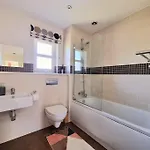 Homely Three Bed In * גלאזגו