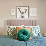 Homely Three Bed In בית נופש גלאזגו