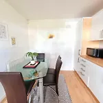 בית נופש Homely Three Bed In *