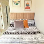 Homely Three Bed In בית נופש