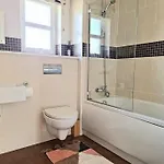 Homely Three Bed In בית נופש