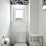 Homely Three Bed In גלאזגו