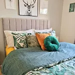 Homely Three Bed In בית נופש *