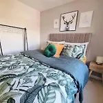 Homely Three Bed In בית נופש גלאזגו