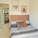 Homely Three Bed In גלאזגו