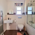 Homely Three Bed In בית נופש *