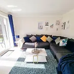 Homely Three Bed In גלאזגו