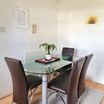 Homely Three Bed In בית נופש