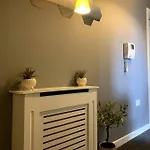 Modern 2 Bedroom Flat With Free Parking In Cambuslang, דירה *