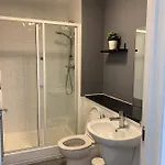 Modern 2 Bedroom Flat With Free Parking In Cambuslang, * גלאזגו