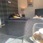 Modern 2 Bedroom Flat With Free Parking In Cambuslang, דירה *