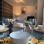 Modern 2 Bedroom Flat With Free Parking In Cambuslang, גלאזגו