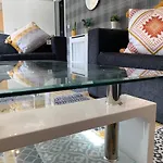 Modern 2 Bedroom Flat With Free Parking In Cambuslang, * גלאזגו