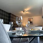 Modern 2 Bedroom Flat With Free Parking In Cambuslang, *