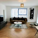 Daire Brand New Gorgeous 2 Bed In Finnieston *