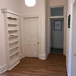 Victorian 3 Bedroom Main Door Flat, King Size Beds , Large Apartment Glasgow