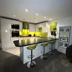 Glas Go Executive 2-bedroom Near Ovo Hydro Free Parking 公寓 *