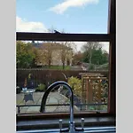 Beautiful Self Contained With Garden Апартаменты